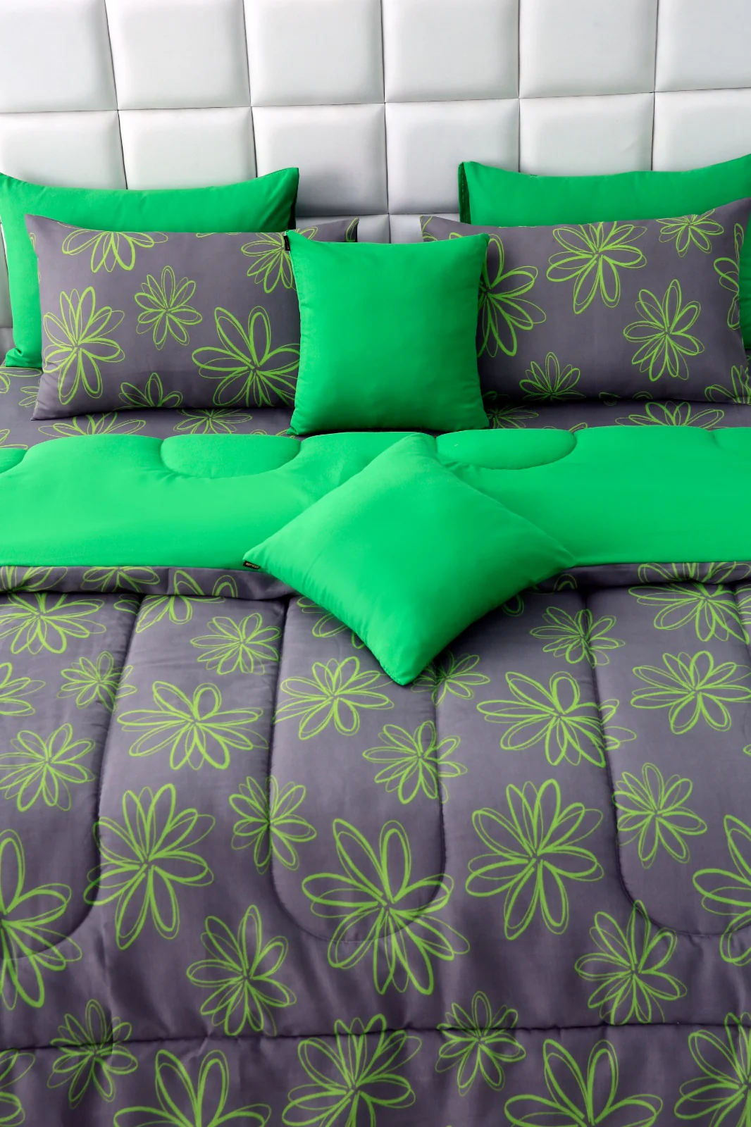 8 PCs Winter Razai Set-Carnation - Image 5