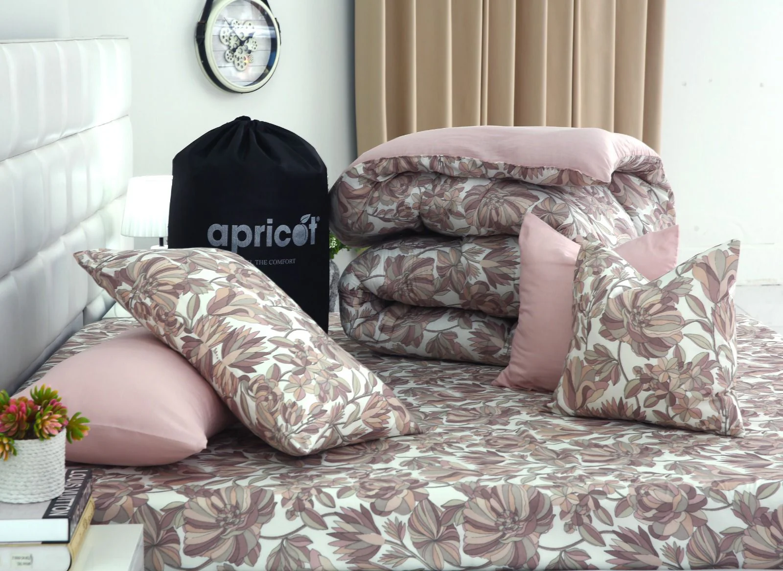 8 PCs Winter Razai Set-Buds Floral(With Pastel Pink Reverse) - Image 5