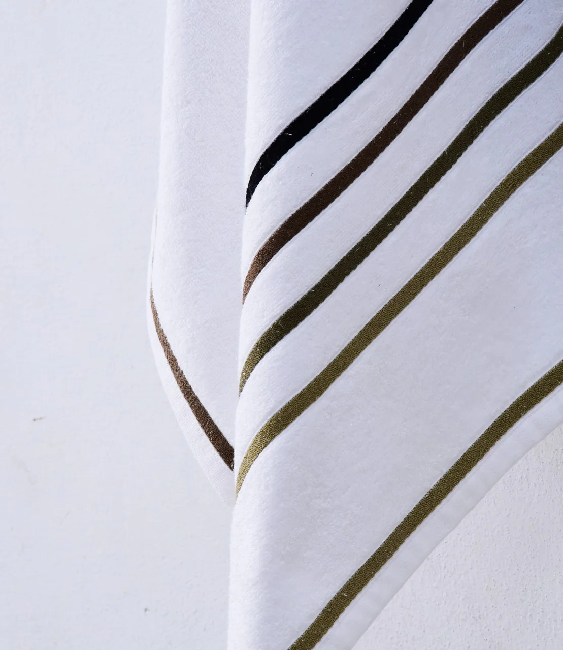 Cotton Towel With Jacquard Stripe (1897)- White - Image 3